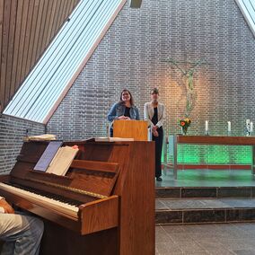 Noah Johnson, Yvonne Brück und Cristina Kielich während des Gottesdienstes / Foto: gee